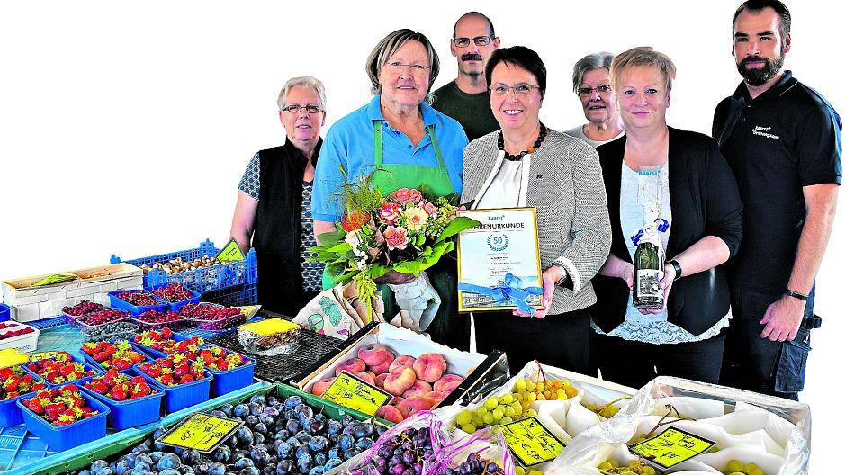 Wochenmarkt: seit 50 Jahren Treffpunkt der Generationen Bürgermeisterin ehrt Marktfrau der ersten Stunde
