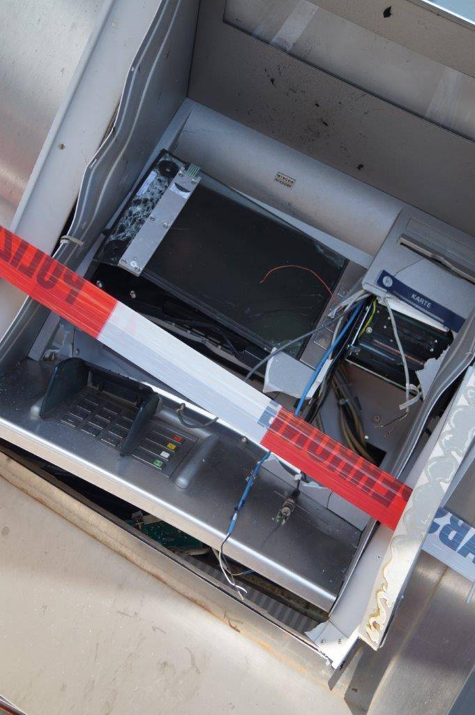 Unbekannte brechen Geldautomaten auf - Verdächtige mit silbernem Audi geflüchtet