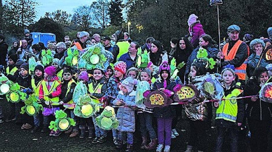  Hunderte Kinder feiern das Martinsfest auf der Furth. 