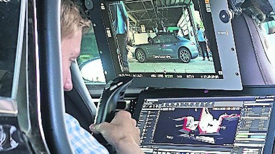  Um den Kamerakran auf dem Porsche befestigen zu können, wurde der Wagen mit einem Stahlgerüst verstärkt (Foto rechts). 