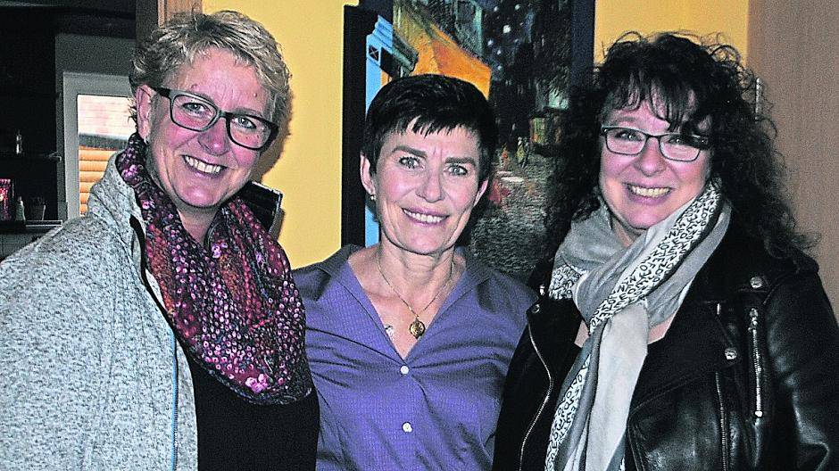  Ein wahres Bild der Freundschaft: Daniela Zintl (links) und Silke Voigt (rechts) haben eine Typisierungsaktion für ihre Freundin Lenin Jorißen (mitte) ins Leben gerufen. 