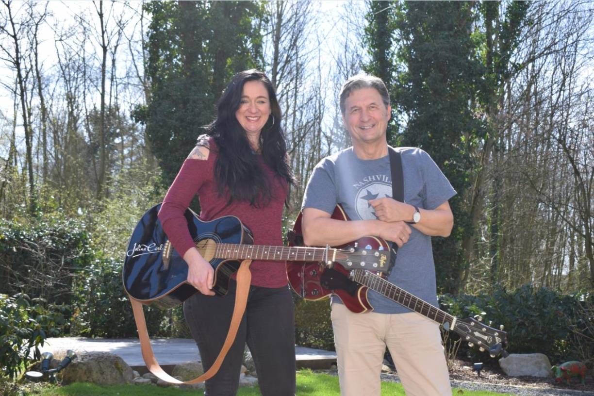  Die erfolgreiche Country-Sängerin Jolina Carl und der leidenschaftliche Musiker Professor Dr. Hans-Willi Schroiff lernten sich durch einen Zufall in Nashville, Tennessee, kennen. Jetzt musizieren sie gemeinsam in Uedesheim.  