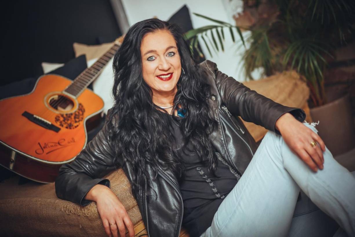  Die gebürtige Neusserin Jolina Carl ist auch über die Grenzen Deutschlands hinaus bekannt, hat als Country-Sängerin bereits häufig im „Country-Mekka“ Nashville gesungen. 