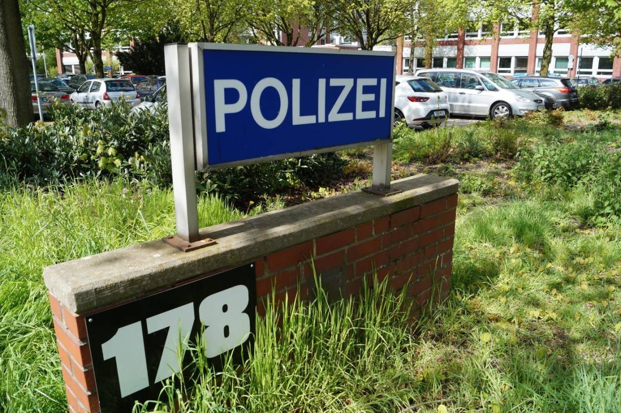 Spezialkräfte verhaften Mann in Büttgen