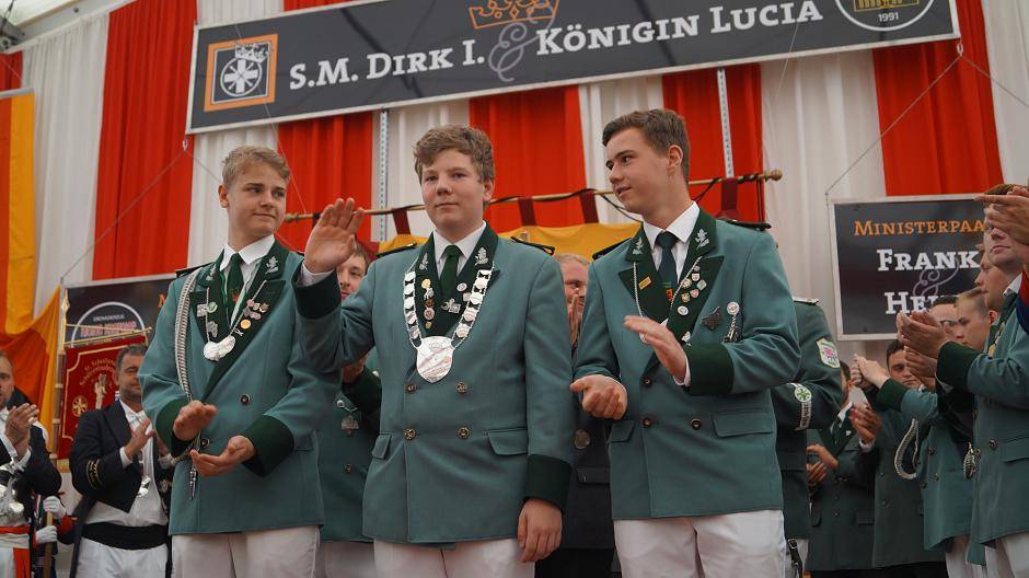 Schülerprinz Justus Frank wird von seinen Ministern Tom Hövels und Finn Theißen...