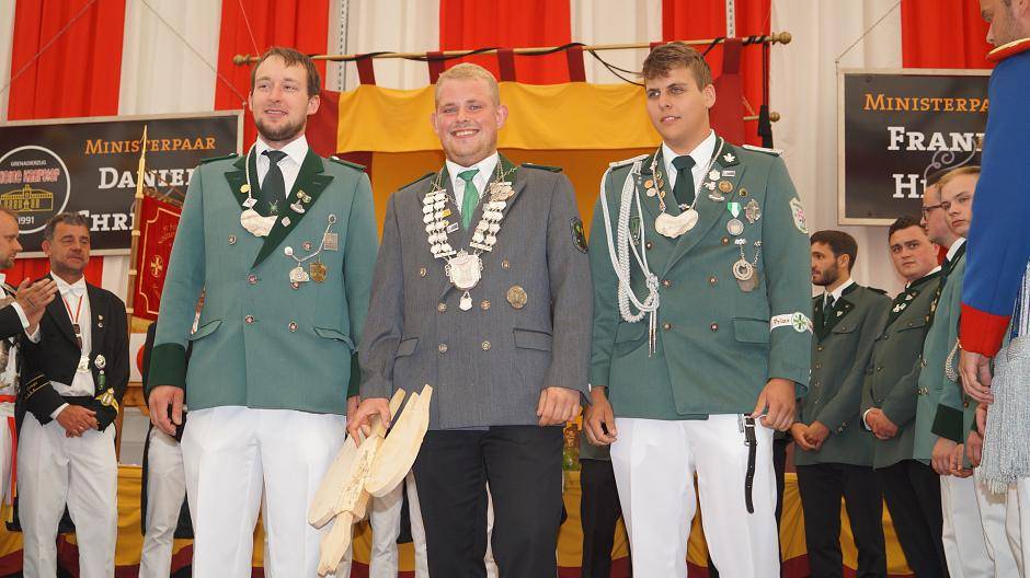 Jungschützenkönig Hendrik van Sandten feiert seine neue Würde mit seinen Ministern...