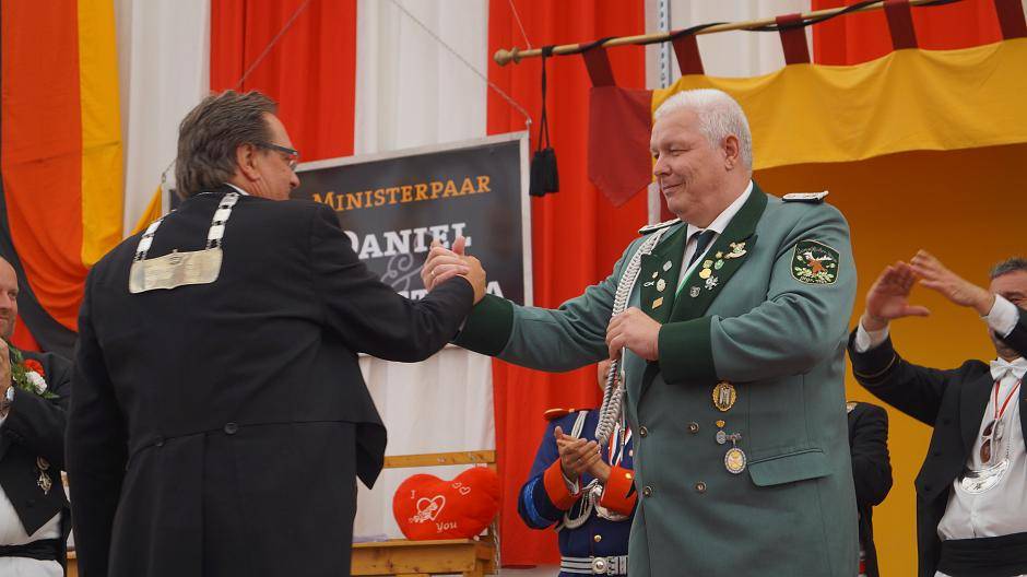 Die Kontrahenten Peter Wisner (links) und Ralf Stutz treffen...