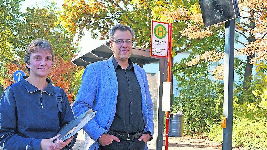  Tanja Cremer und Stadtverordneter Stefan Crefeld freuen sich über die schnelle Lösung der Stadtwerke Neuss. 