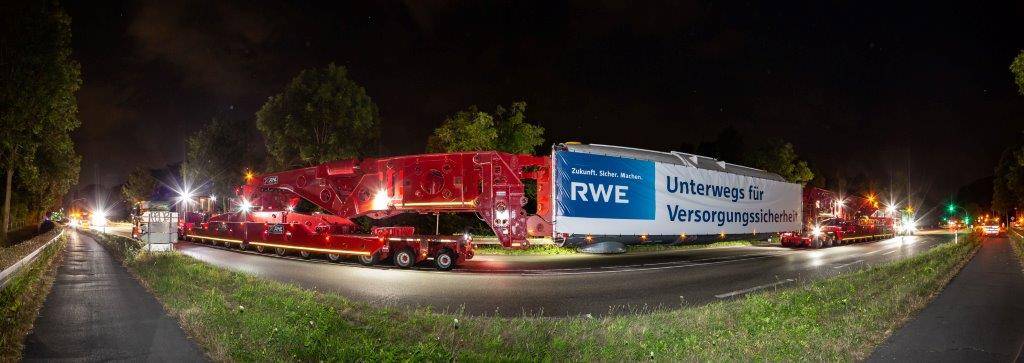  Der Schwertransport in der Nacht vom 3. auf den 4. Juli bei seiner Fahrt von Düsseldorf-Lörick nach Meerbusch-Osterath. 