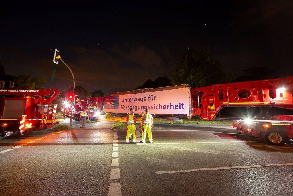 Schwertransport mit 400 Tonnen Generatorhülle rollt durch Kaarst