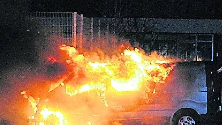  Zwischen Oktober 2017 und Januar 2018 wurden auf der Furth in 13 Fällen Kraftfahrzeuge angezündet. 