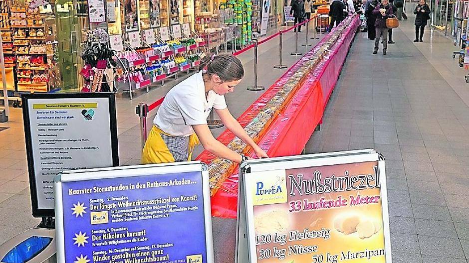  Am Samstag wird in den Rathaus-Arkaden Nussstriezel für einen guten Zweck verkauft. 