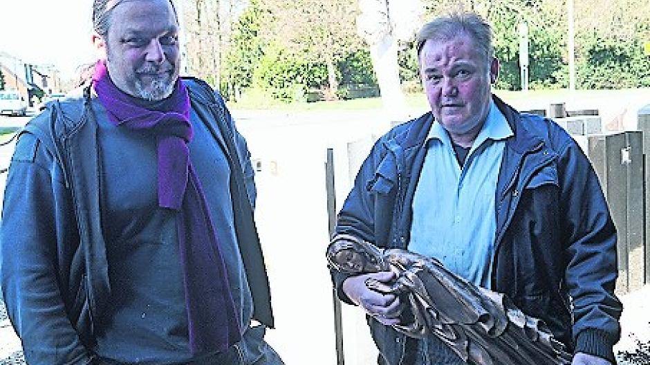  Robin Münch (l.) und Andreas Reusch mit der Figur, die den Dieben offensichtlich zu schwer war: Sie werden die Skulptur wieder aufstellen. 