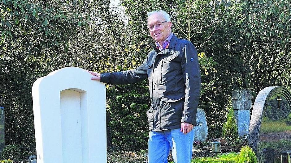  Michael Fiebig am Grab seiner verstorbenen Frau: Diebe haben aus der Nische im Grabstein die Madonnenfigur gestohlen.  