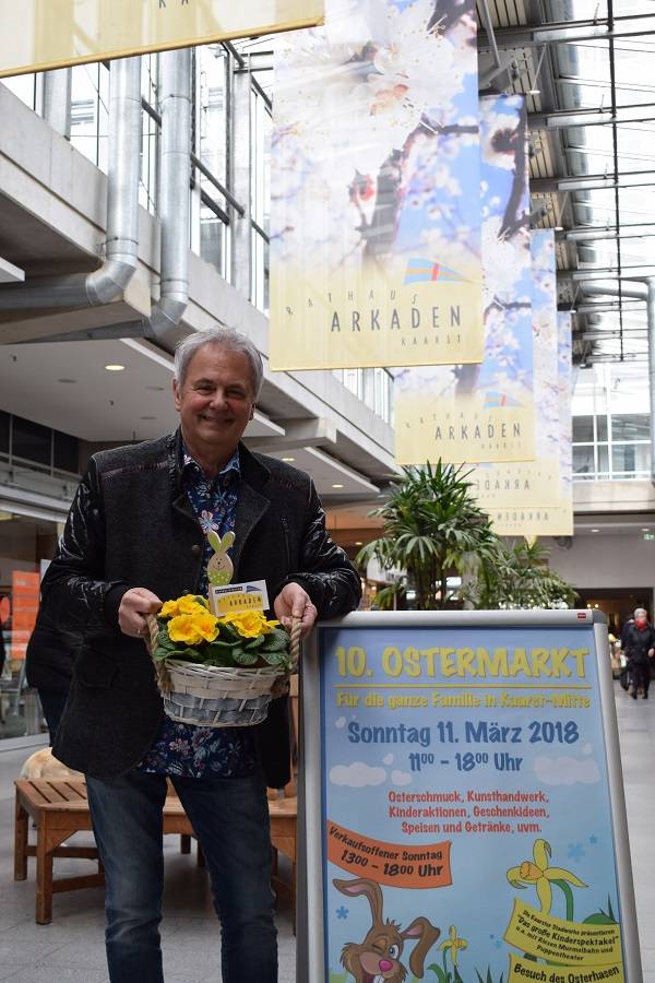   Die Werbegemeinschaft Rathaus-Arkaden ist bekannt dafür, sich bei den Events in der Kaarster Mitte mit ganz besonderen Aktionen zu beteiligen. Bereits zur lieb gewonnenen Tradition ist die kleine Blumenüberraschung in der Mall geworden: Alljährlich werden an die Besucher des Einkaufszentrums am verkaufsoffenen Sonntag Blumen verteilt. So auch am 11. März: In der Zeit von 13 bis 18 Uhr werden zwei freundliche Damen rund 800 Primeln an die Kunden verteilen. Natürlich kostenlos — "ein Geschenk der Werbegemeinschaft Rathaus-Arkaden", sagt deren Vorsitzender Heinz Wirnsberger. Auch haben sich einige Geschäftsleute in der Mall etwas Besonderes ausgedacht. Zum Beispiel wird bei Hamburg Moden ein DJ für guten Sound sorgen. 