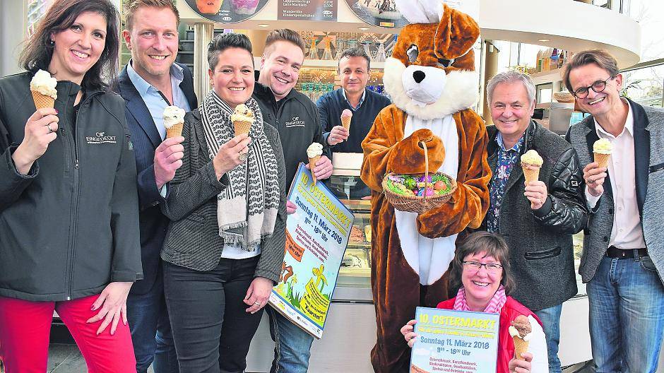  „Laguna“-Inhaber Ariano Bebi (Mitte) eröffnet pünktlich zum Ostermarkt die Eissaison, die Organisatoren des Events lassen es sich schmecken (v.l.): Yvonne Einhirn, Michael Schreinermacher, Astrid Panitz, Patrick Einhirn, Kaarsten, Heike Schäfer, Heinz Wirnsberger und Dieter Güsgen. 