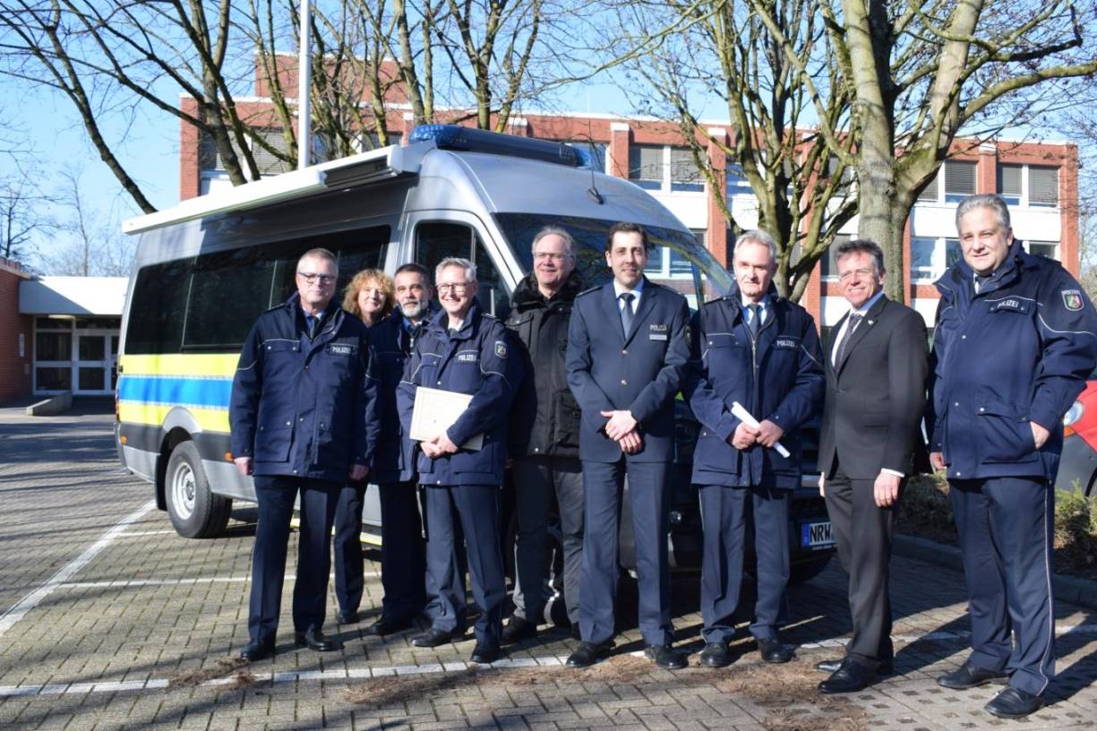  Strahlende Gesichter vor der neuen mobilen Wache: Die Beamten sind begeistert von ihrer neuen Errungenschaft. 