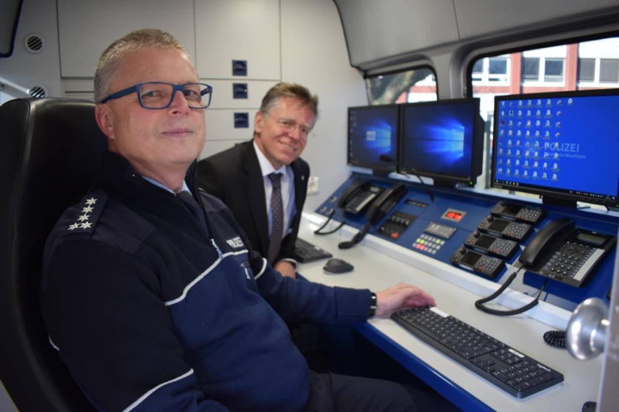  Erster Polizeihauptkommissar Günter Seibert und Landrat Hans-Jürgen Petrauschke.  