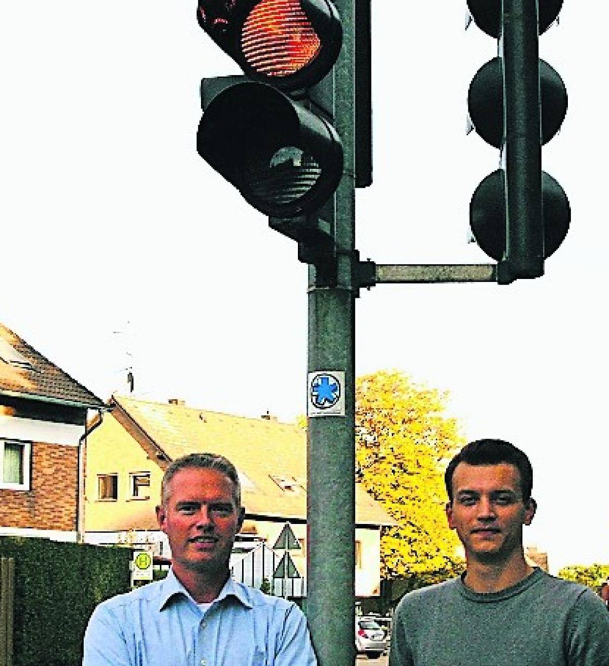  Dirk Salewski und David Engelbrecht (v.l.) an der Ampel auf der Driescher Hauptstraße. 