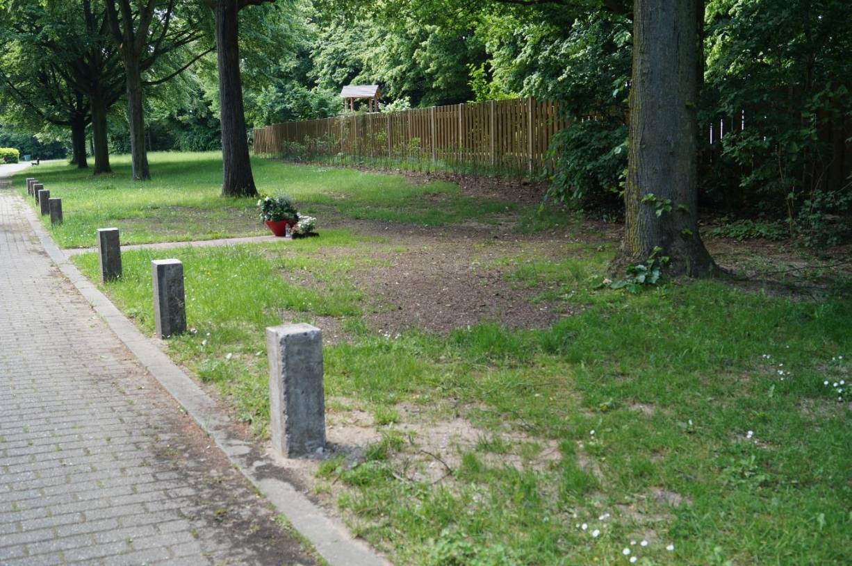  Erst vor kurzem wurden die Pfeiler aufgestellt. Vorher konnte man kaum erkennen, dass unter dem kahlen Stück Wiese Menschen begraben sind. Sogar ein Auto fuhr darüber hinweg. 