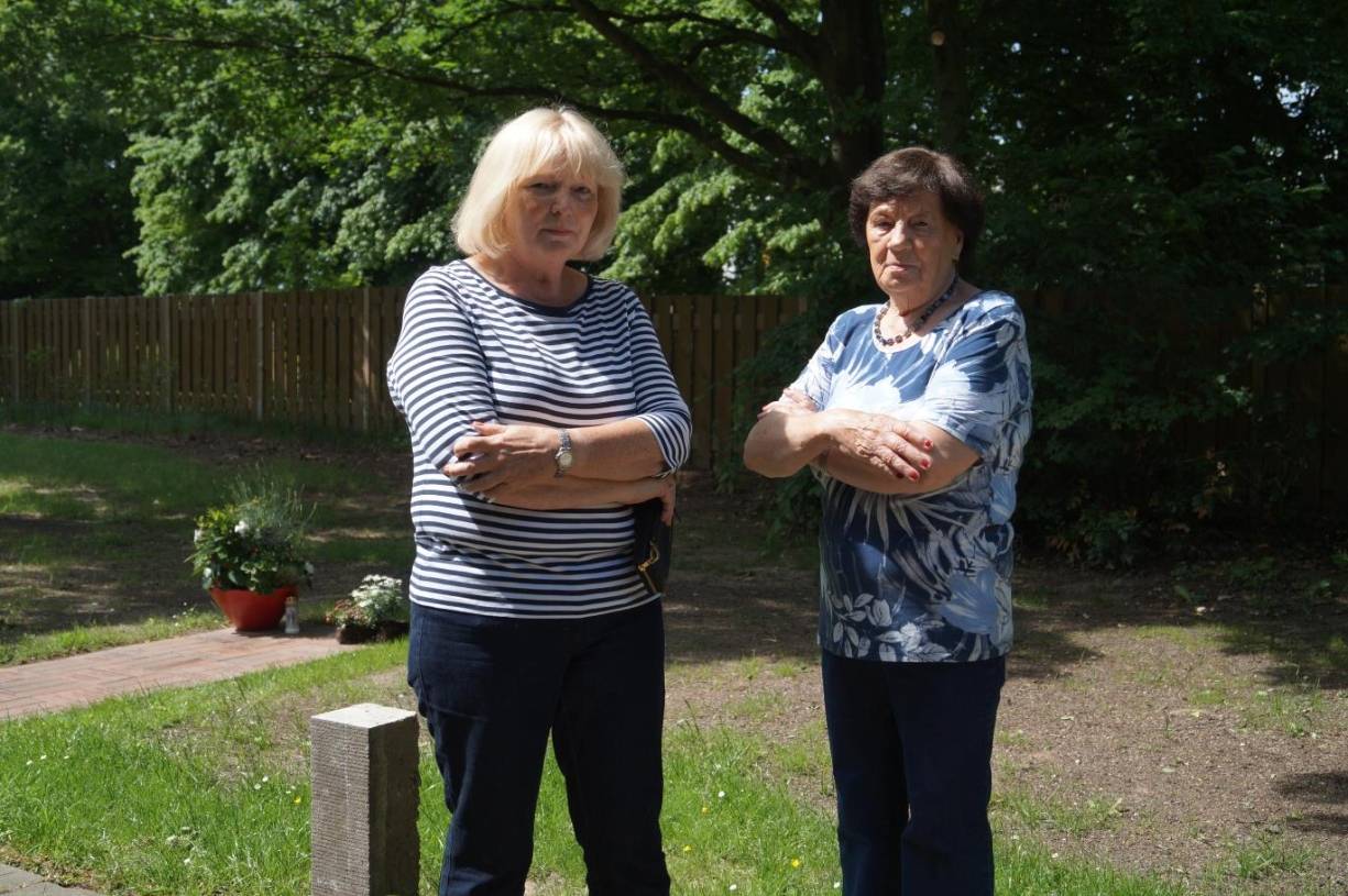 Irmgard Hauß (links) und Adele Becker können den Anblick der Gräber nicht mehr ertragen. 