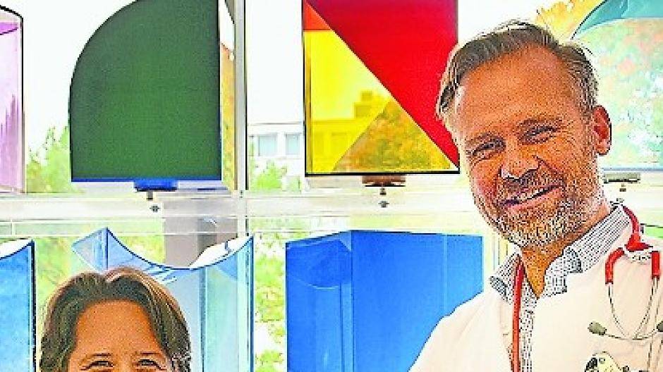  Der Kindergastroenterologe des Lukaskrankenhauses, Prof. Dr. Guido Engelmann, unterstützt Melanie Ohlmann bei der Gründung der CED-Selbsthilfegruppe. 