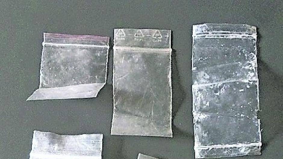  In diesen Beuteln, gefunden am Norfer Skatepark, befanden sich weiße und bräunliche Substanzen. Dort finden die Bürger häufig Alkoholflaschen. 