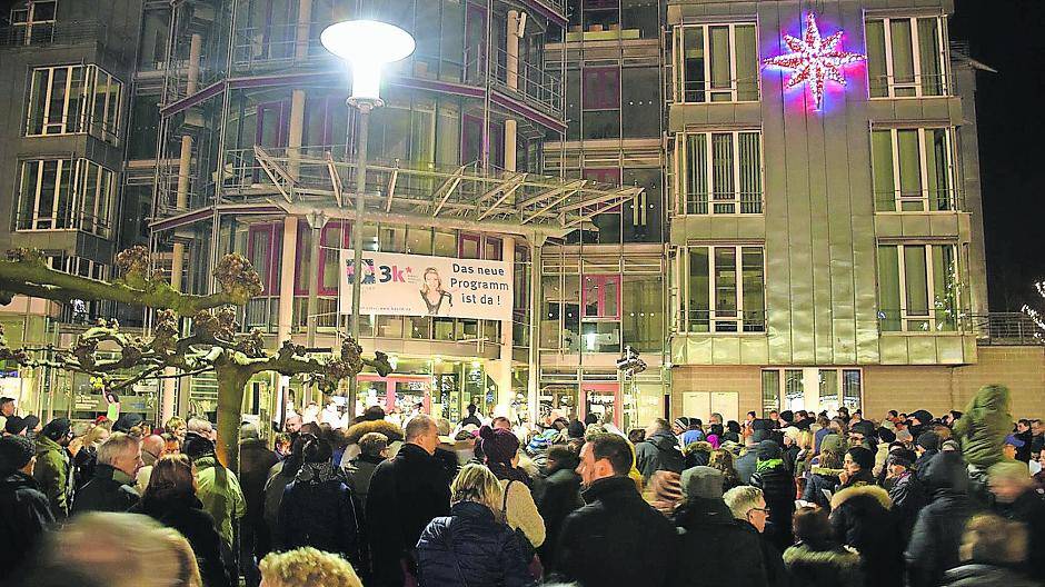  Vorweihnachtliche Stimmung auf dem Neumarkt vor dem Rathaus: Mehr als 200 Menschen kamen im vergangenen Jahr zur Premiere der Aktion „Kaarster singen gegen Hass und Gewalt. 