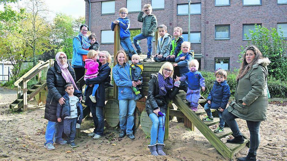  Eltern und Kinder des Fördervereins des Johanneskindergartens der Diakonie auf dem Spielplatz an der Orffstraße: Die Ergebnisse des Spielplatztests sind unter www.johanneskindergarten-buettgen.de zu finden. 
