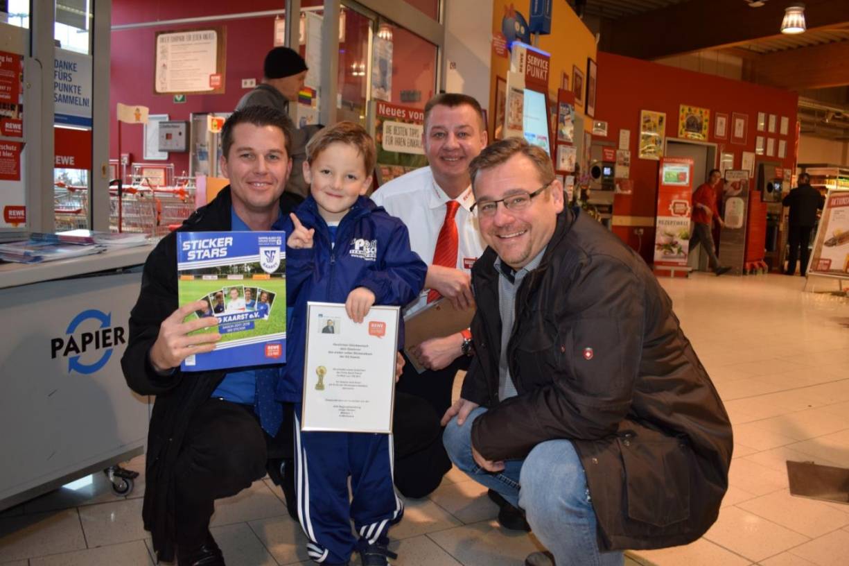  Von links: Dennis und Aaron Bechstein freuen sich mit Thomas Röttcher (Rewe) und Jürgen Nacken (Axa) über das erste volle Album. 