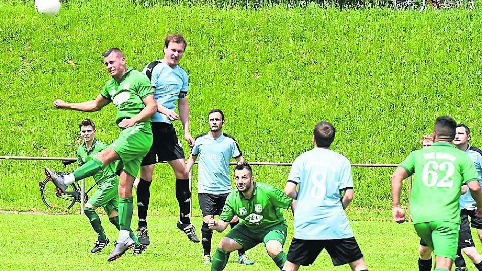 Rekord: 865 Zuschauer beim Aufstiegskrimi des VfR Neuss Neuer Anlauf in Sachen Aufstieg+++Stadt soll helfen