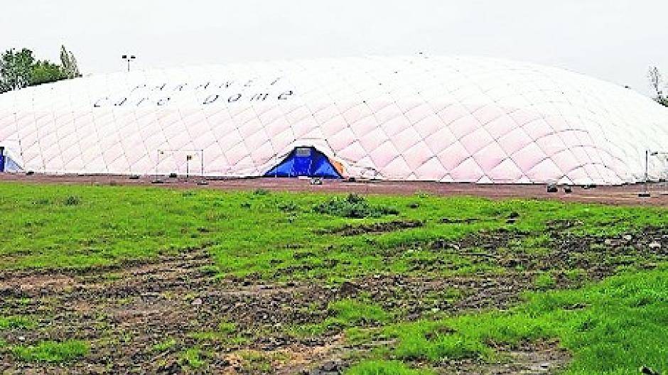  Die Traglufthalle wurde inzwischen abgebaut, der Platz wird dem VfR dennoch nicht zurückgegeben.  