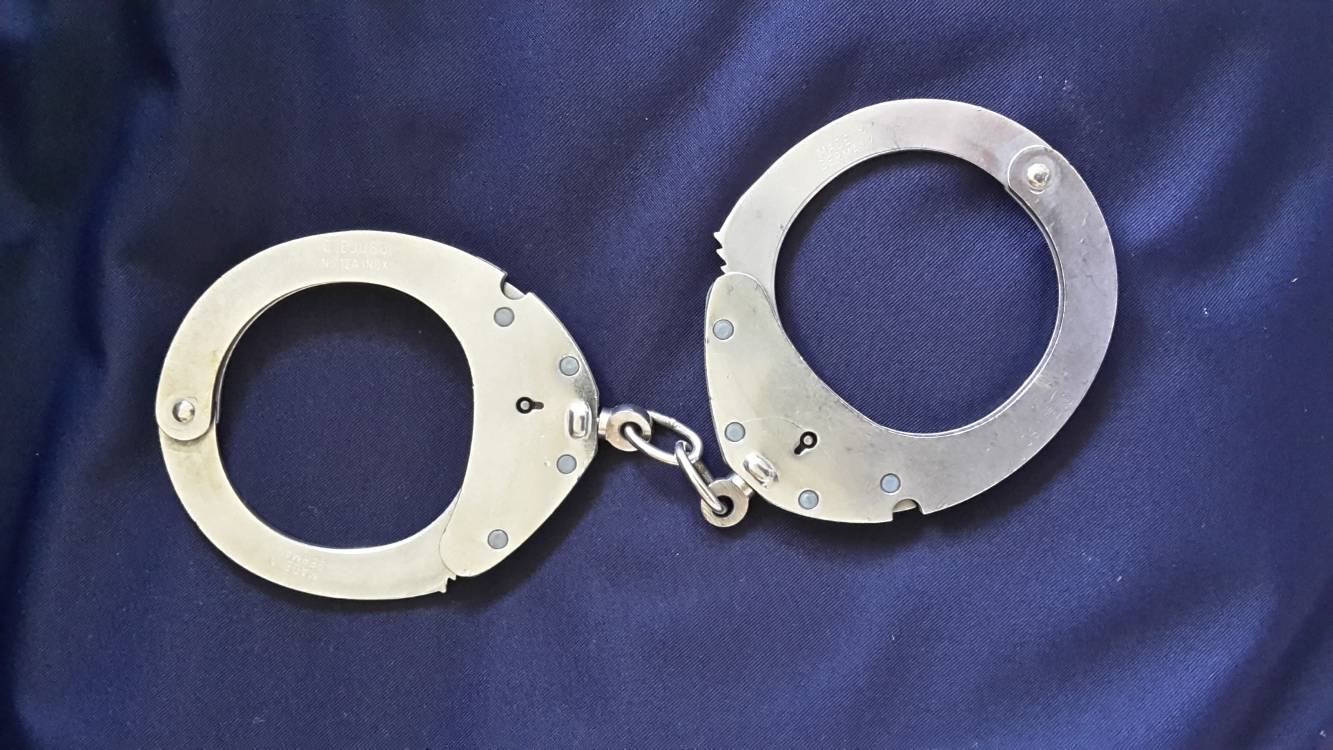 Wegen eines Haftbefehls aus dem Fenster gesprungen