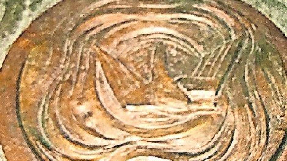  Der Deckel hat an der Oberseite ein Relief, auf dem eine Taube zu sehen ist. 