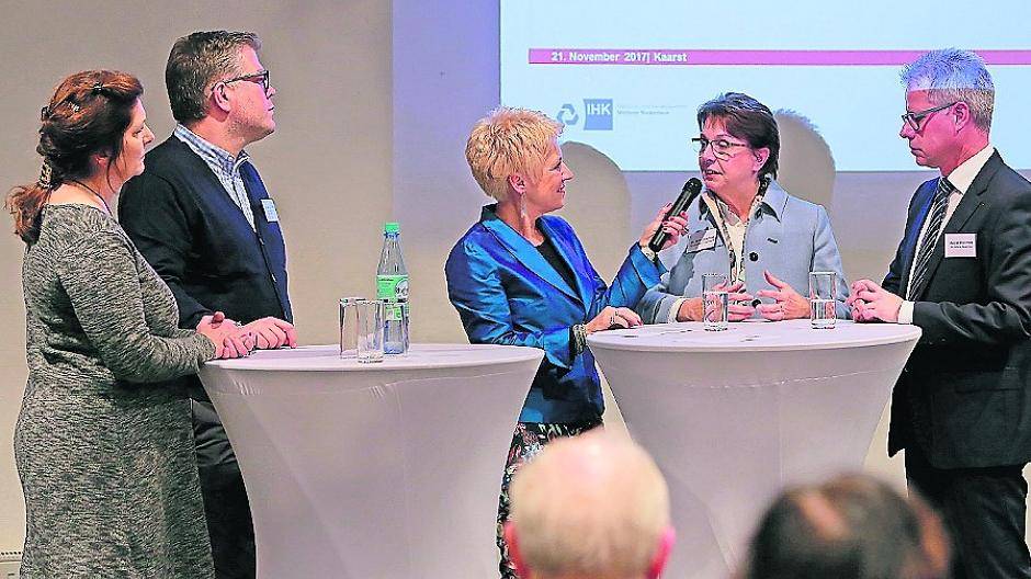  Sie diskutierten über den Wirtschaftsstandort Kaarst (von links): Claudia Op’t Eynde (Schöner Reisen und So GmbH), Stephan Laufenberg (Ikea), Moderatorin Beate Kowollik, Bürgermeisterin  