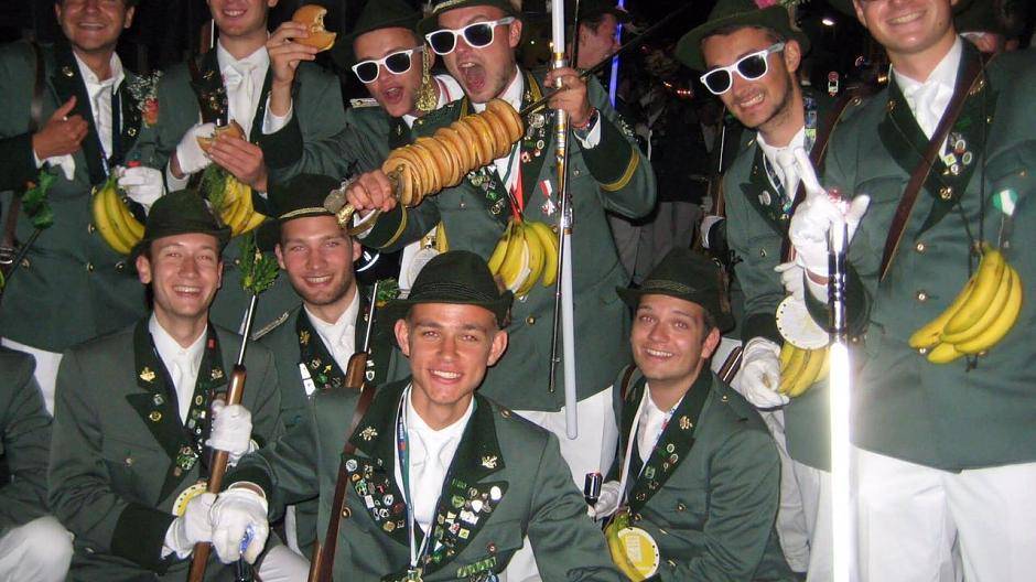  Ja, der Wackelzug. Da streiten sich die Geister. Verkleidete Schützen marschieren am...