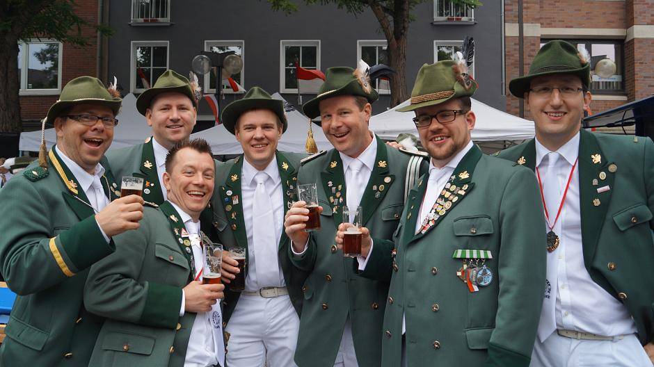 Zusammenhalt, Freundschaft, Hilfsbereitschaft — das sind doch die wahren Gründe,...