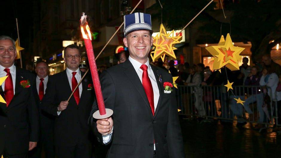 Ein lauer Sommerabend, die Dunkelheit legt sich gerade über die ganze Stadt und dann...