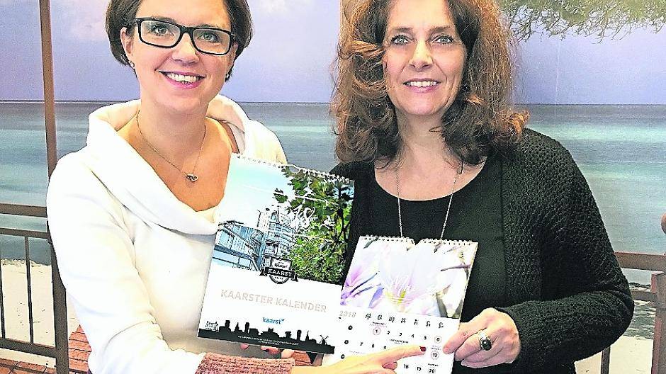  Nina Hons und Claudia Op’t Eynde verkaufen den Kaarster Kalender zugunsten des Vereins „Kinderliebe“. 