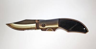 Verwirrter Mann bedroht Passanten mit Messer