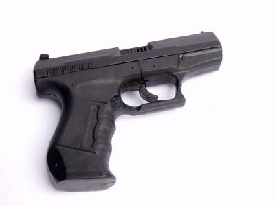 Mann mit Waffe bedroht Fahrkartenkontrolleure - Schreckschusswaffe sichergestellt