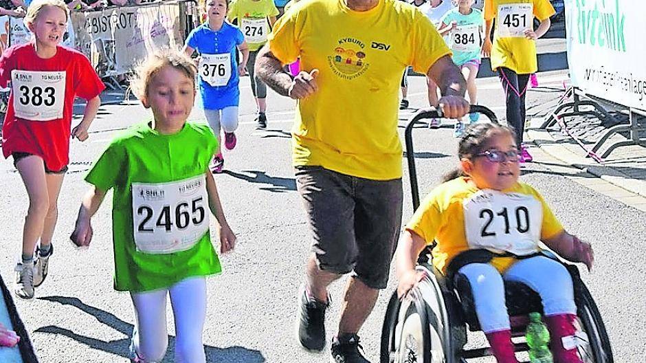 Frust: Rollstuhlfahrerin durfte nicht am Neusser Sommernachtslauf teilnehmen