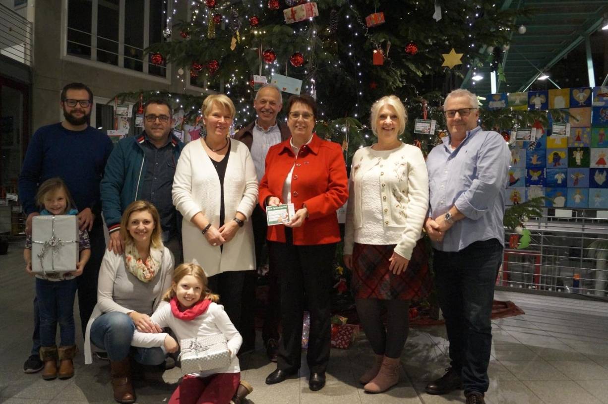 Familie Gaspers sorgt für leuchtende Kinderaugen: der Wunschbaum steht