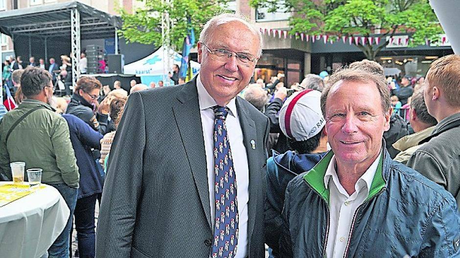  Franz-Josef Kallen — hier mit Berti Vogts bei der Tour hautnah in Büttgen — weiß, dass Ehrenamt Riesenspaß macht. Dennoch ist kein Nachfolger in Sicht. 