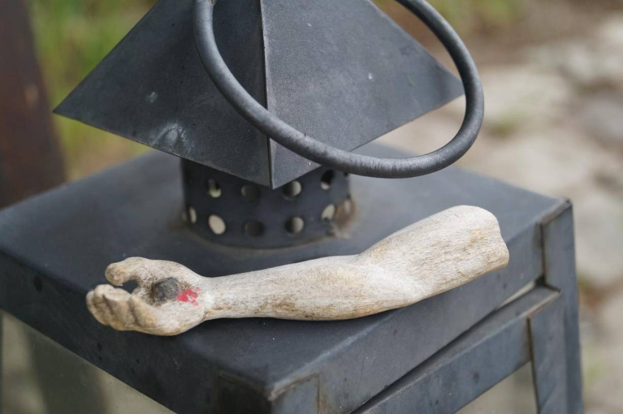  Nur noch ein Arm ist von der Figur übrig geblieben. 