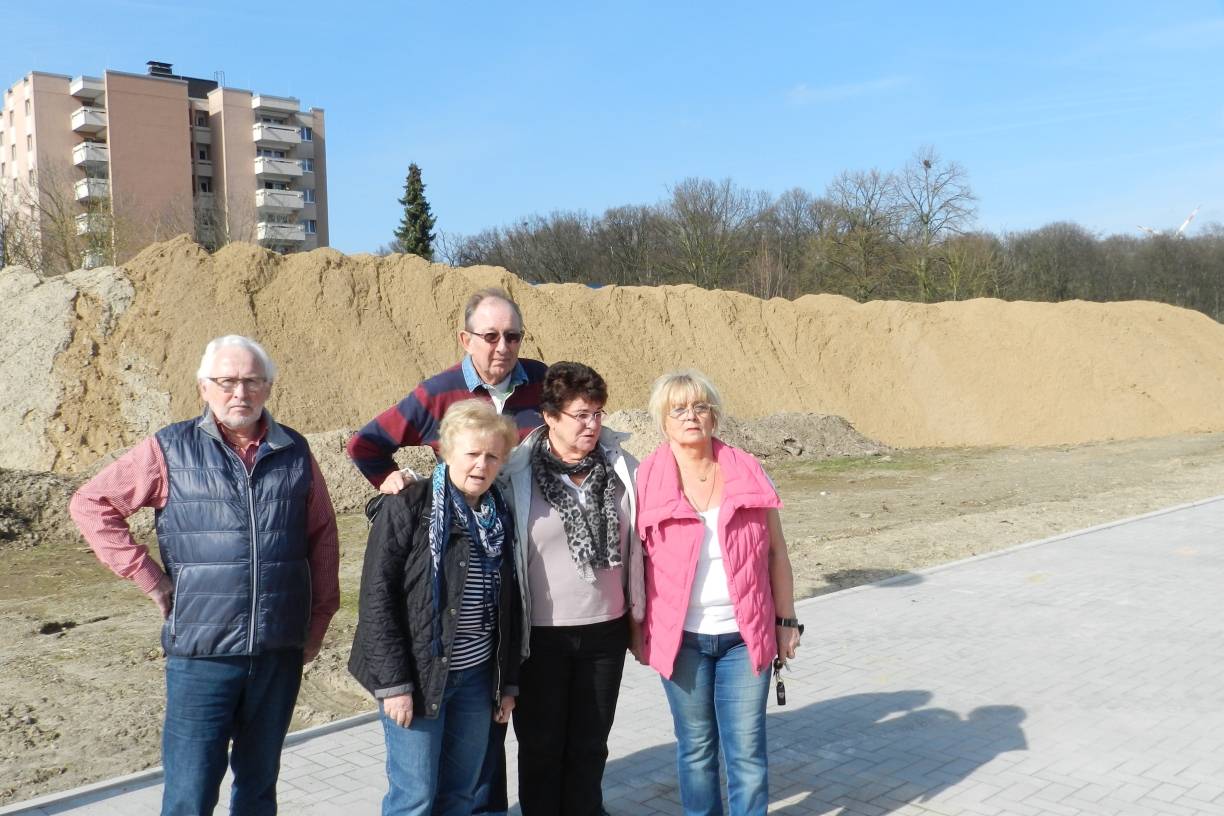  Erde soweit das Auge reicht: Mehrere Meter hoch und dutzende Meter lang erstreckt sich der Aushub an der Alten Heerstraße. 