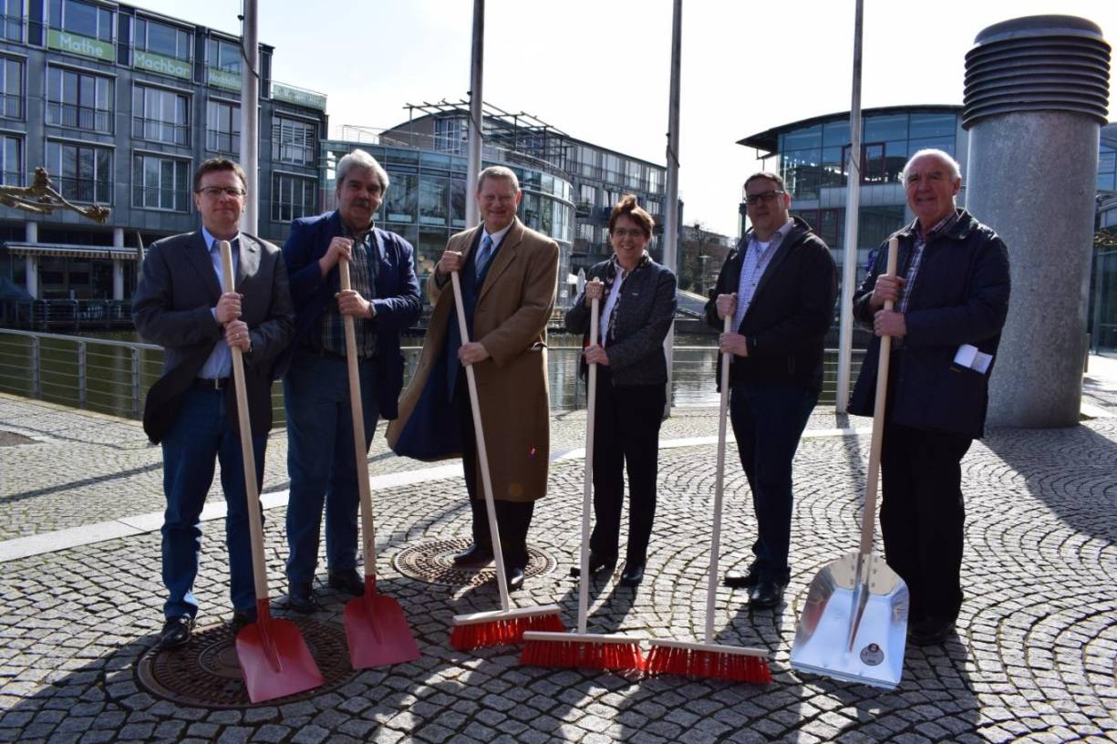  Freuen sich auf den Frühjahrsputz: Ralf Stübben vom Baubetriebshof, Christoph Demuth (Bruderschaft Büttgen), Volker Schöneberg (Bruderschaft Holzbüttgen), Bürgermeisterin Dr. Ulrike Nienhaus, Claus Schiffer (Bruderschaft Kaarst) und Franz Geers (Bruderschaft Vorst). 