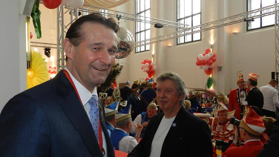 Christoph Napp-Saarbourg machte einen Ausflug ins "andere" Brauchtum und so schunkelte...