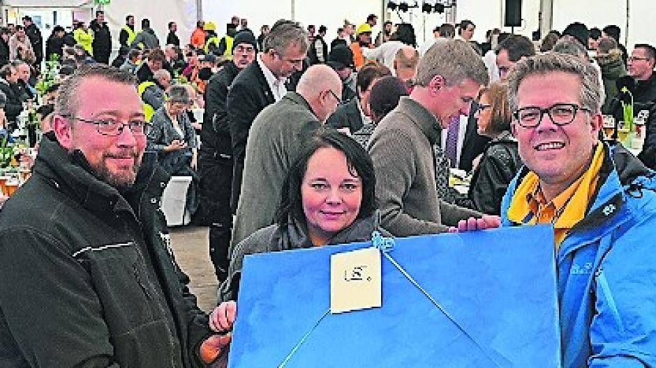  Sylvia und Thomas Cremer von benachbarten Dachdeckerbetrieb überraschten Einrichtungshausleiter Stephan Laufenberg (r.) mit einem schönen Gastgeschenk, einem von Sylvia Cremer selbst gemalten Gemälde. 