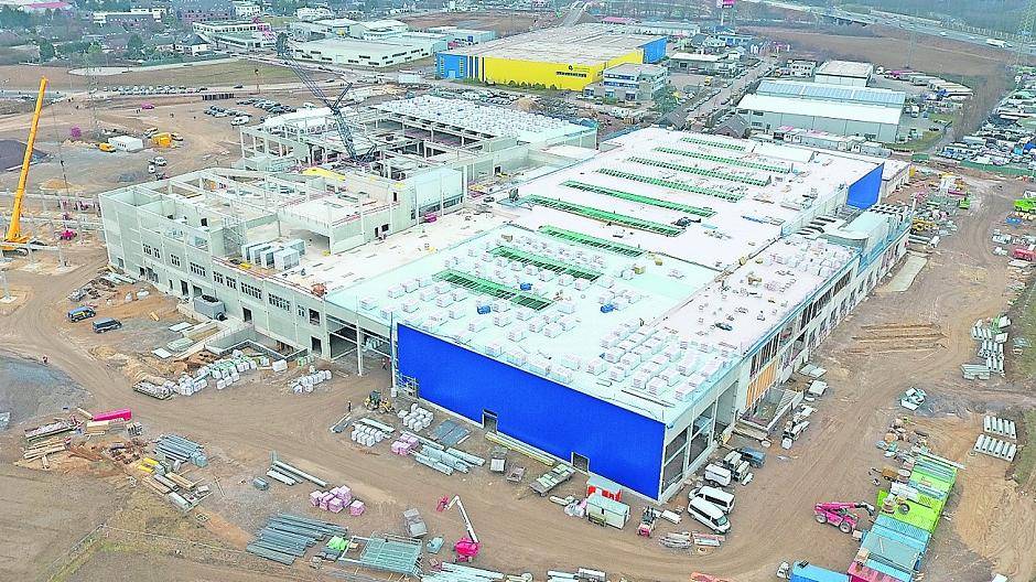  Das typische Ikea-Blau ist bereits zu sehen: Die Eröffnung des Möbelhauses im Gewerbegebiet Kaarster Kreuz ist für den Frühherbst 2017 vorgesehen.  